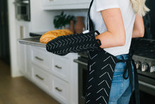 Load image into Gallery viewer, Sage+Stitch Cooking Apron Black Mudcloth
