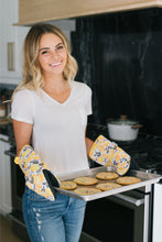 Load image into Gallery viewer, Sage+Stitch Oven Mitts Yellow Lemons
